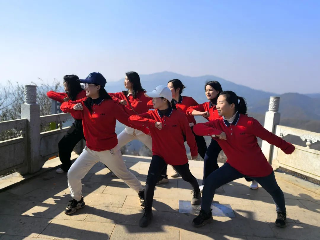 跨年登高 启向新程——怡和医药2025迎新团建圆满竣事_怡和医药|江西怡和医药有限公司